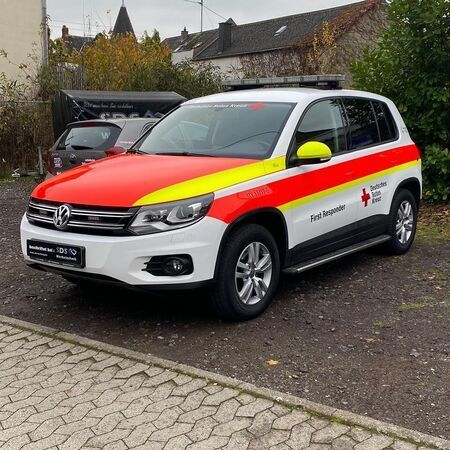 Foliertes Fahrzeug vom Deutschen Roten Kreuz