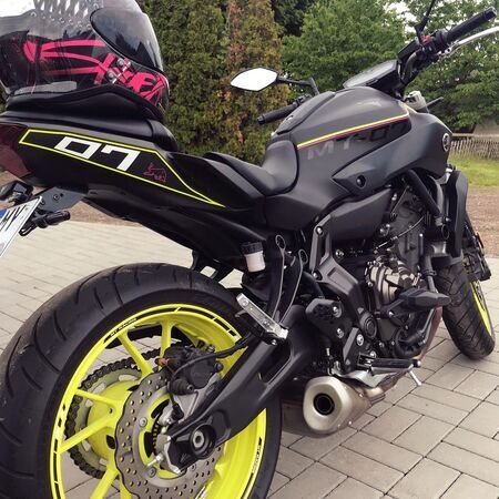 Schwarz foliertes Motorrad