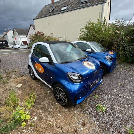 Zwei blau folierte Autos
